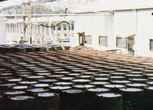 Preparing for export shipment of emulsion drums  (Himeji Plant)